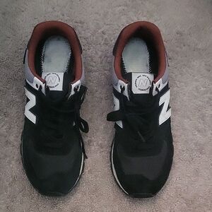 New Balance Men's Black and White Sneakers with Maroon Highlights